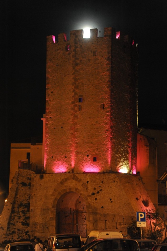 torre di Castellone illuminata di rosa