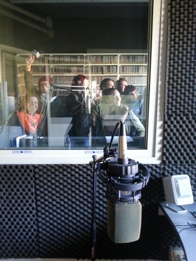 Studenti del Manzoni in vista negli studi di Radio Luna