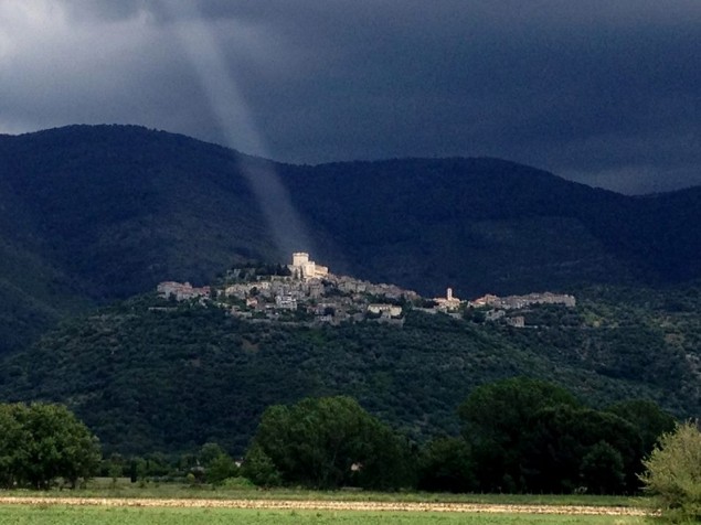 Unfascio di luce illumina la torre del Castello di Sermoneta dove è stato girato un episodio del film di Matteo Garrone (ringraziamo Bruno Mucci per questa foto pubblicata su Fb) 