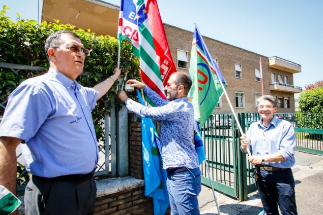 I tre segretari attaccano le bandiere fronte consorzio di Bonifica Latina 2 Luglio 2015 - EdeDPhotos/Enrico de Divitiis/www.provincialista.it