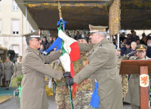 Foto 4 - Il Gen.B.Zontilli consegna la Bandiera del COMACA al Gen.B.Barbarotto