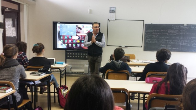 Il professor Massimo Alvisi fa lezione nell'aula 2.0 della Volta 