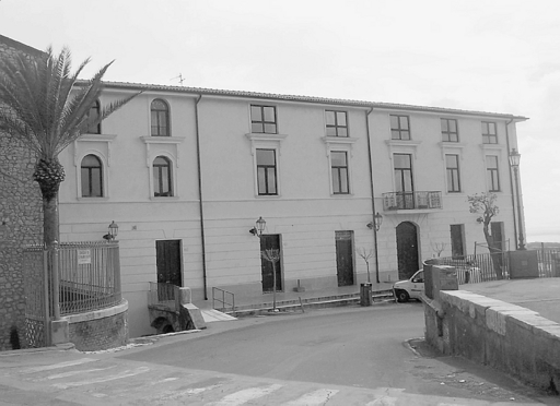 Il palazzo comunale di Minturno