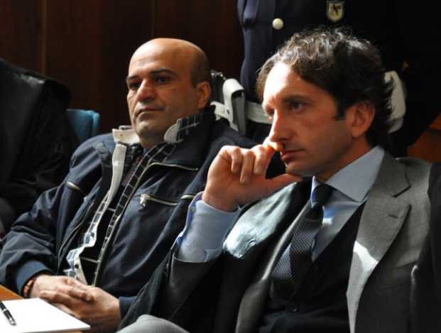 Romolo Di Silvio (a sinistra) accanto ad uno dei legali