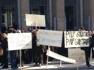 Gli avvocati di Latina protestano fuori dal Tribunale (foto archivio)