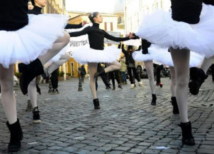 La danza per protestare: dalle ballerine in piazza di Montecitorio ai flash mob per dire no alla violenza sulle donne. A Latina il 14 i  Piazza del Popolo