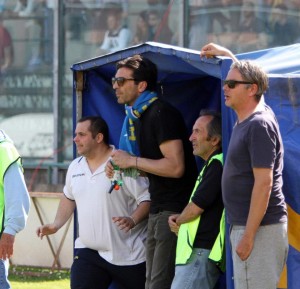 Buffon segue l'incontro della sua Carrarese (foto da Facebook) 