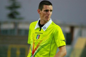 L'arbitro Daniele Minelli dirige Latina - Pisa