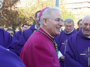 Il vescovo Crociata saluta i sacerdoti al suo arrivo a Latina