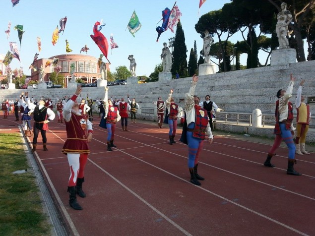 un momento dell'esibizione dei rioni nel team nazionale davanti allo stadio olimpico