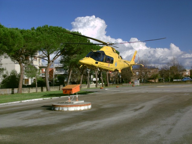 elicottero 118 in decollo dal goretti