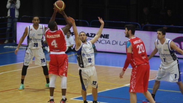 Un'azione del match nella foto di Sonia Simoneschi per Benacquista Latina Basket
