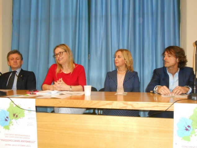 Al centro l'assessore Marilena Sovrani, con il maestro Claudio Paradiso, a destra la presidente dell'Associaizone Eleomai, Eleonora Schillaci e il direttore artistico, Alfredo Romano