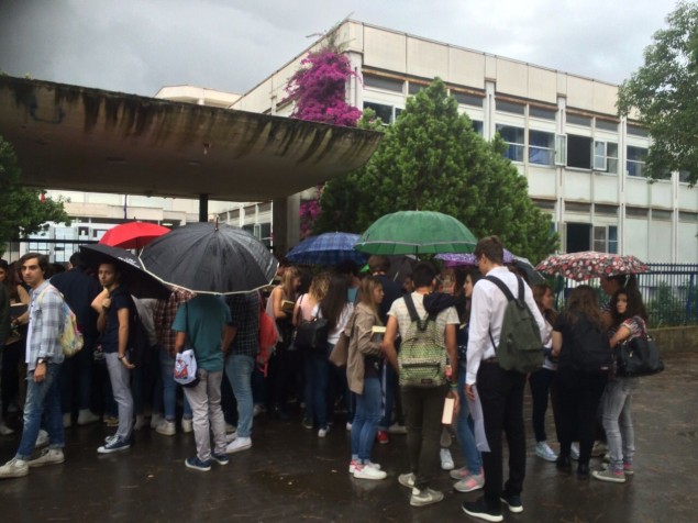 Maturandi in attesa sotto la pioggia al Liceo Classico di Latina