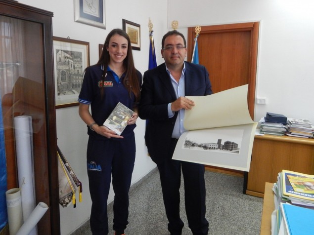 Giulia Mancini con il sindaco di Aprilia Antonio Terra
