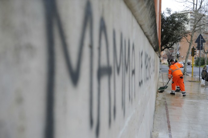 Oprai ripuliscono le scritte sui muri piazza Dante