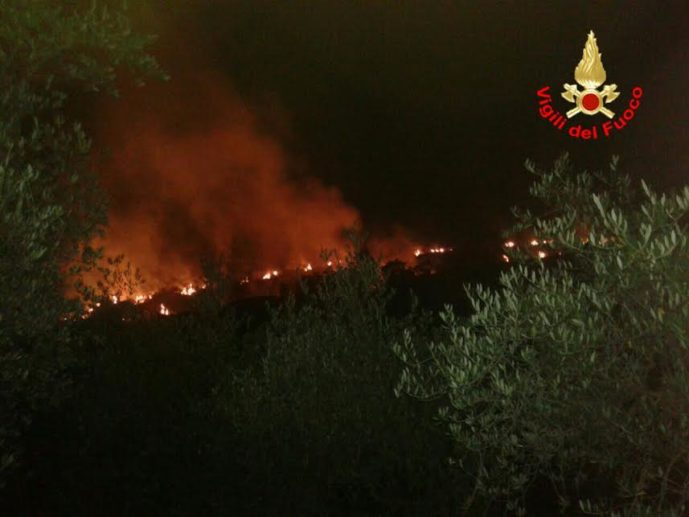 monte acuto in fiamme
