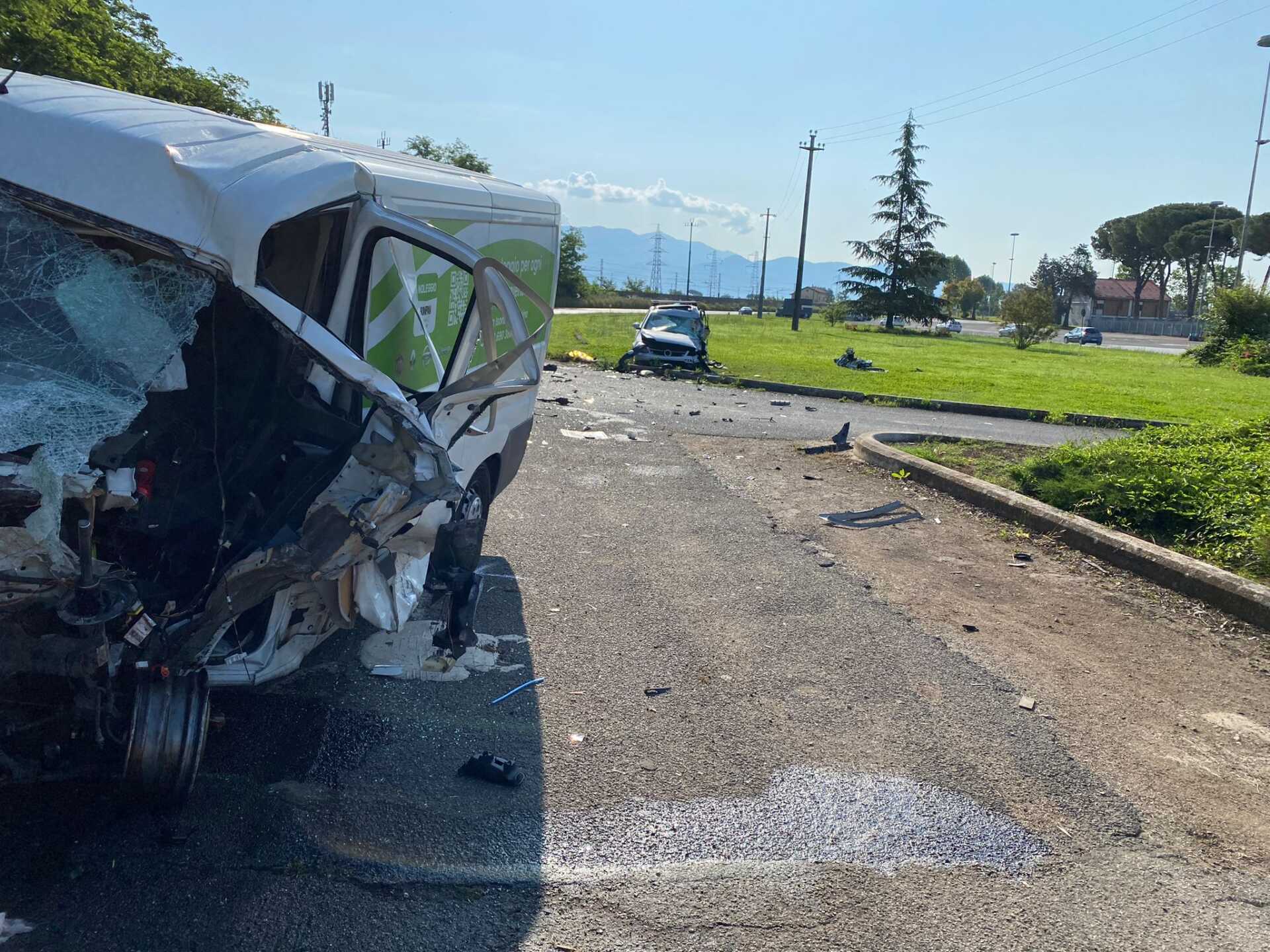 Incidente frontale tra furgone e auto sull’Appia , un morto e un ferito ...