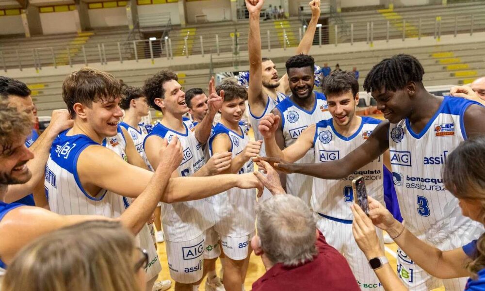 Foto di Marika Torciva: la squadra festeggia dopo la vittoria contro il Casoria
