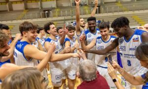 Foto di Marika Torciva: la squadra festeggia dopo la vittoria contro il Casoria