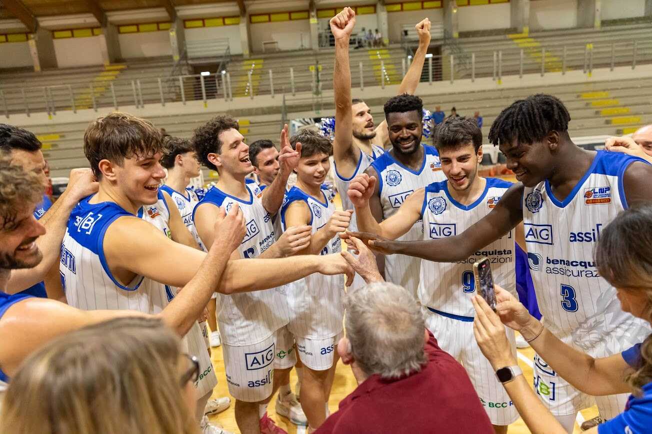 Foto di Marika Torciva: la squadra festeggia dopo la vittoria contro il Casoria