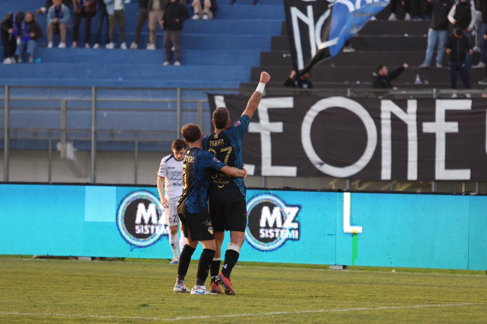 Latina calcio Crotone Gol Parigi