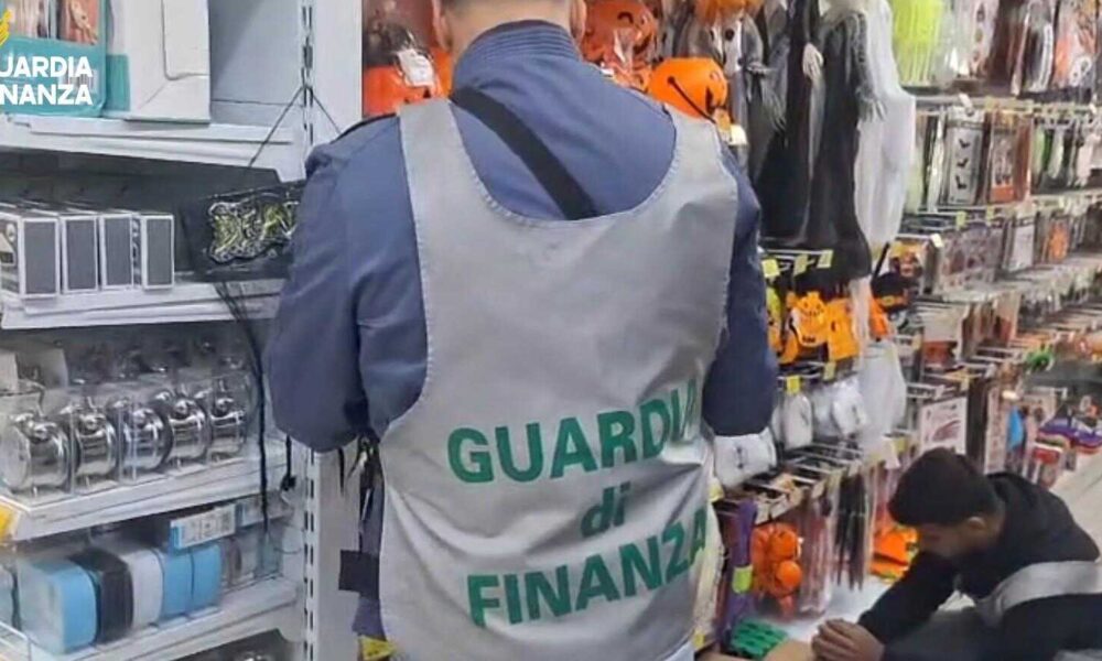 Finanzieri durante un controllo fra gli scaffali di articoli per Halloween